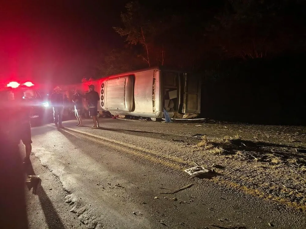 Tragédia na BR-423: ônibus de turismo tomba em Pernambuco e deixa 15 mortos e 17 feridos