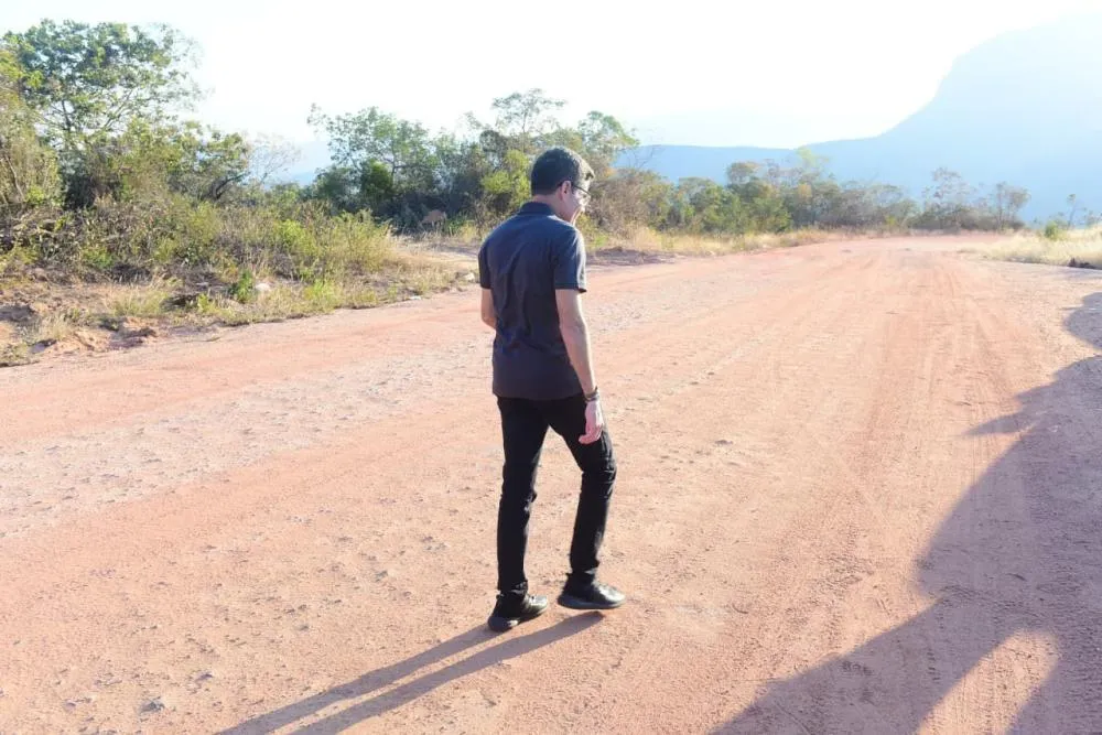 ACM Neto critica obra de estrada inacabada em Abaíra