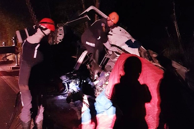 Em acidente, carga de feijão cai sobre cabine e motorista morre na BA-093, em Pojuca