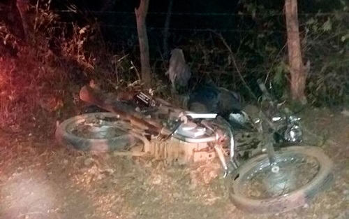 Casal e filho em motocicleta morrem após colisão com caminhonete