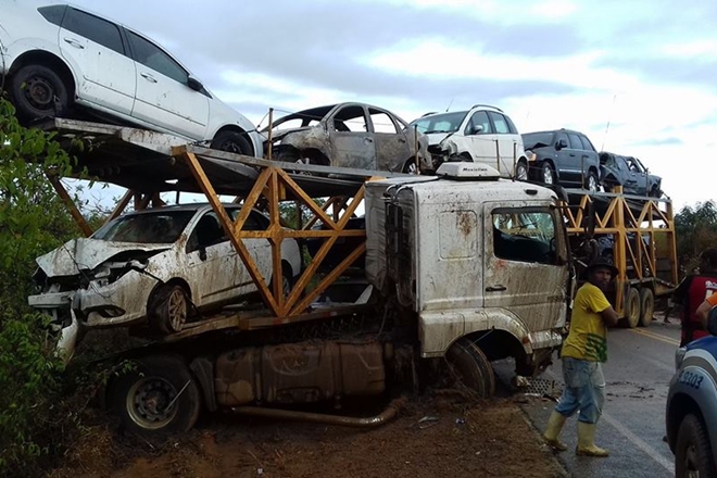 Cegonha bate em barranco e deixa motorista ferido ao passar por enxurrada na BA-026