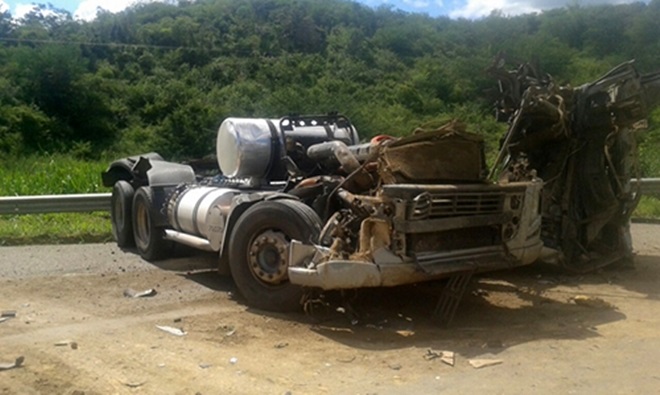 Depois de grave acidente tráfego é liberado na BR 116 em Cândido Sales