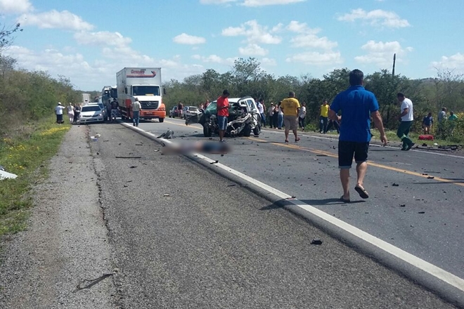 Batida entre dois carros na BR-324 deixa 6 mortos