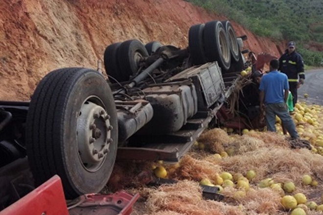 Caminhão carregado de melão tomba na BA-026 e mata motorista
