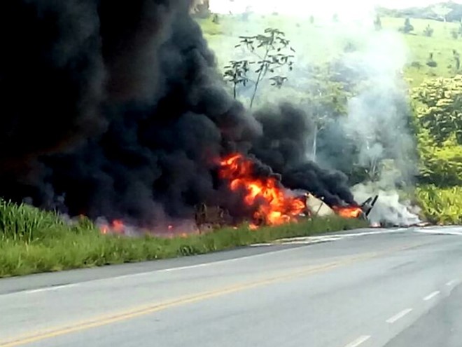 Caminhão tanque tomba, pega fogo e duas pessoas morrem no sul da Bahia