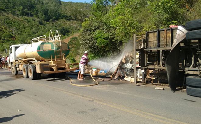Caminhão atropela ciclista e tomba em curva da BR-420, no trecho da cidade de Ubaíra