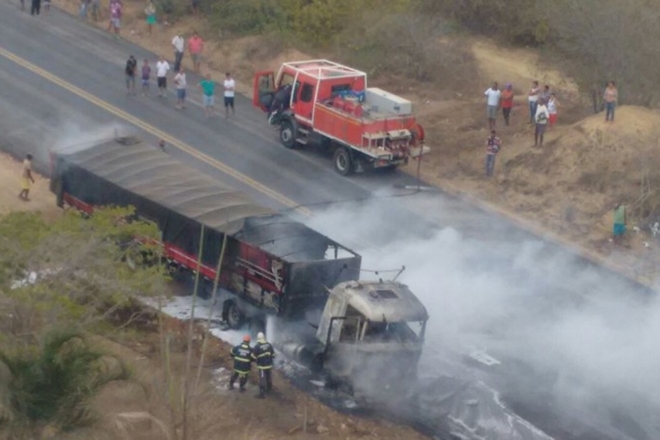 Carreta que transportava carga de sal pega fogo na Rodovia BR-242, na cidade de Andaraí
