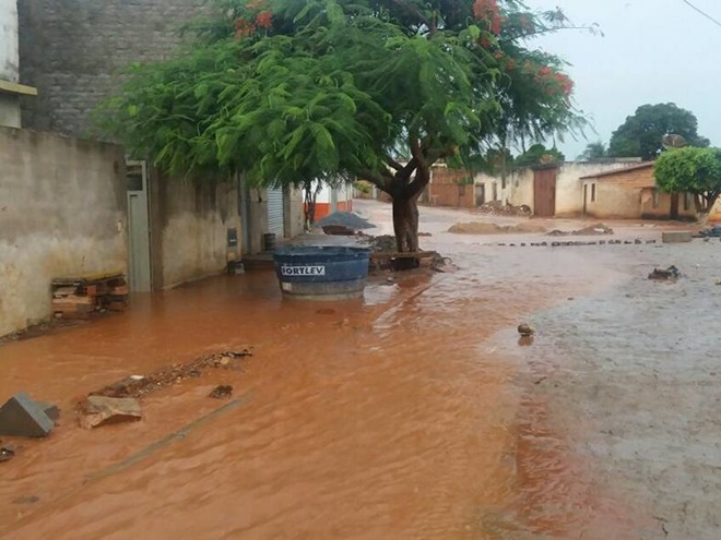 Chuvas interdita via e invade residências em Livramento