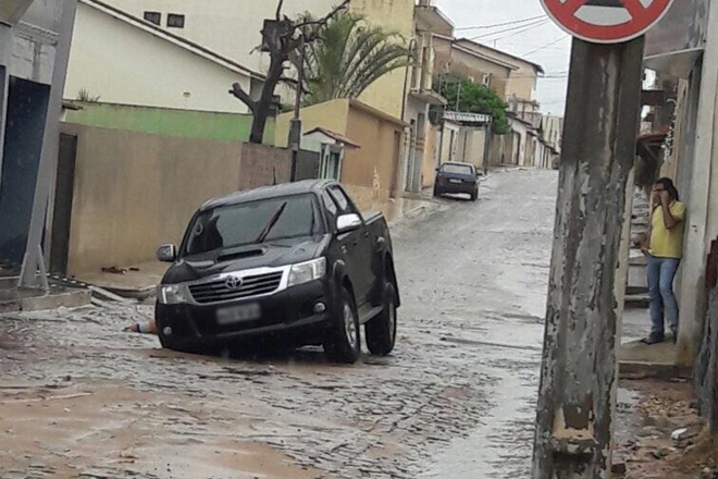 Livramento: Calçamento de rua cede e roda de carro do prefeito de Rio de Contas fica presa em buraco