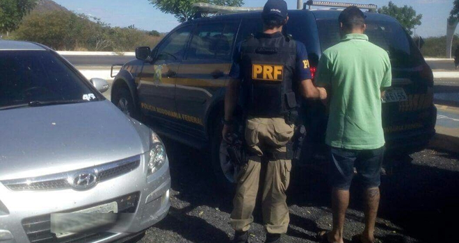 PRF prende foragido da Justiça na BR 242 em Ibotirama