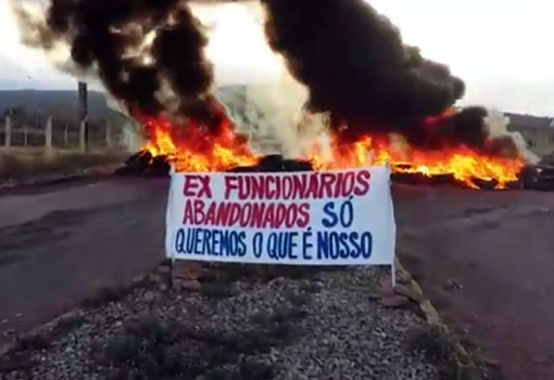 Tanhaçu: trabalhadores demitidos da fábrica de cimento Itaguarana fazem protesto na BA-142