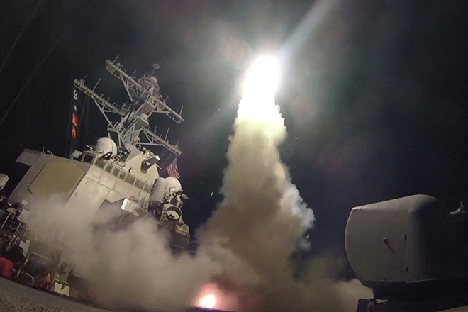 EUA atacaram base aérea na Síria em resposta ao uso de armas químicas, diz Trump