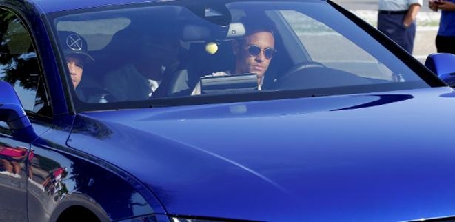 Neymar avisa a companheiros que vai para o PSG e deixa treino do Barcelona