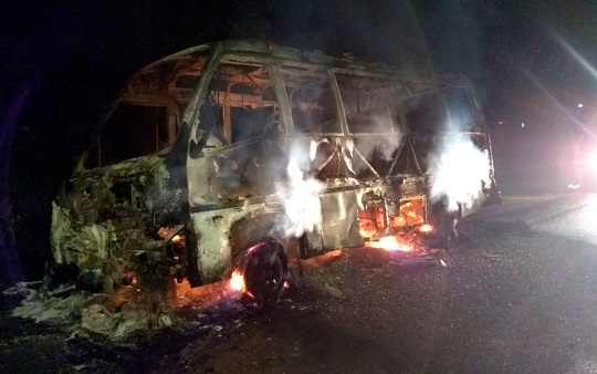 Micro-ônibus pega fogo na rodovia Ilhéus-Itacaré