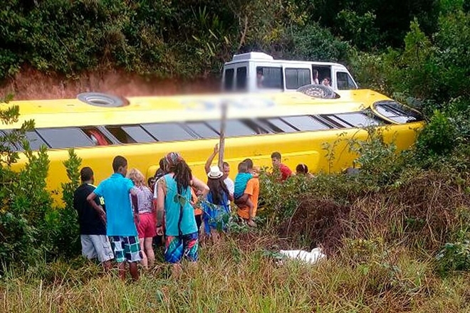 Ônibus com turistas tomba em Arraial D'Ajuda após pista ceder