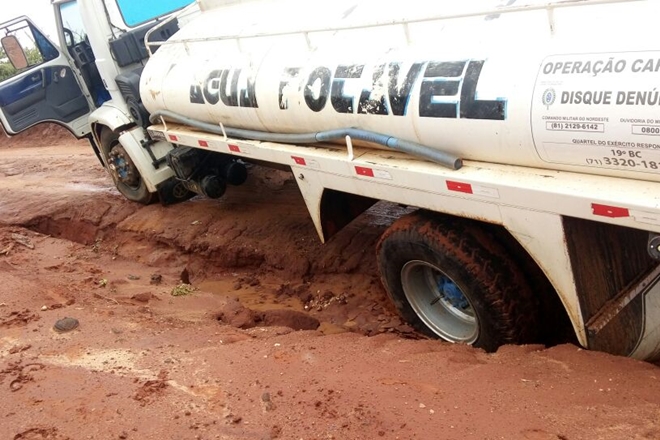 Livramento: Caminhões pipas atolam em lamaçal criado pela chuva no interior do município