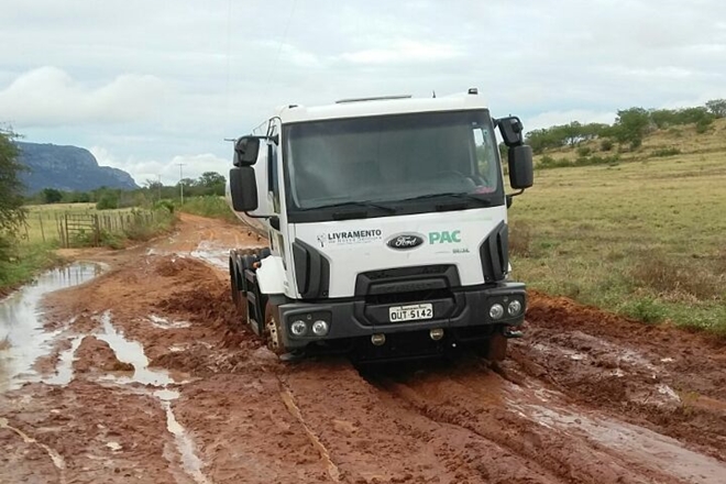 Livramento: Caminhões pipas atolam em lamaçal criado pela chuva no interior do município