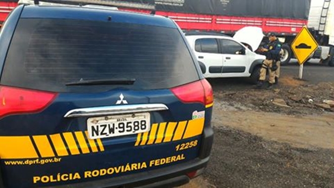 PRF recupera veículo roubado e apreende documentos falsificados em Oliveira dos Brejinhos