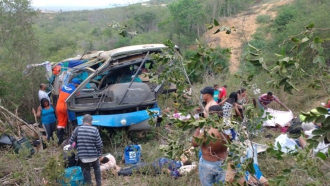 Poções: Ônibus de turismo cai de ribanceira e deixa mortos e feridos na BR-116