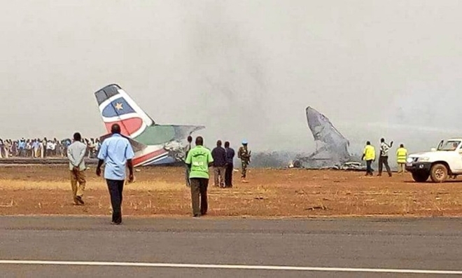 Mundo: Avião com 45 pessoas a bordo cai e ninguém morre