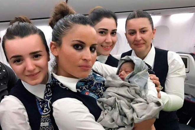 Mundo: Mulher dá à luz dentro de avião e tripulação ajuda no parto