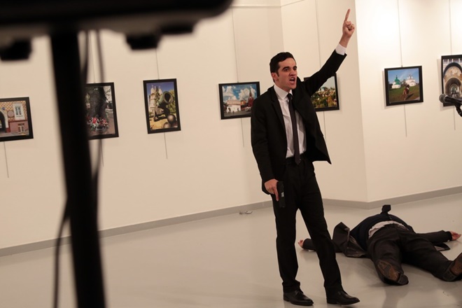 Giro pelo Mundo: Atirador mata embaixador da Rússia na Turquia