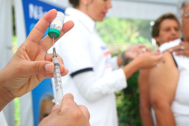Ministério da Saúde vai ampliar oferta de vacina contra influenza em 2018