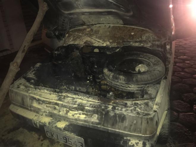 Livramento: Veículo sofre pane mecânica e pega fogo
