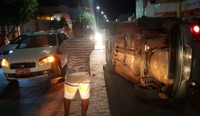 Motorista com sinais de embriaguez tomba veículo em Avenida movimentada de Livramento